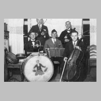 080-0002 Der -Stehgeiger- Willi Stein (hinten links) mit seinen Musikfreunden..jpg